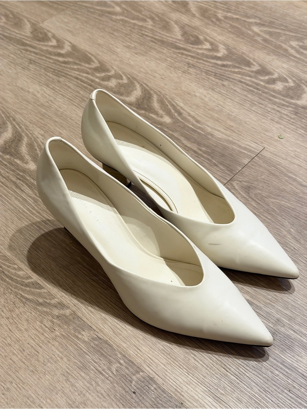 Pointed-Toe Women's Pumps in Cream
